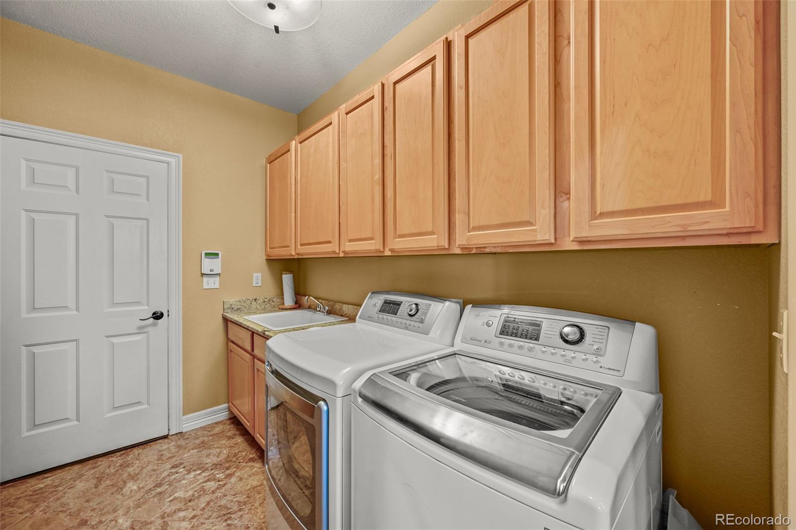 10123 Mockingbird Lane Highlands Ranch, CO 80129 - Photo 26 of 45 a utility room with dryer and washer