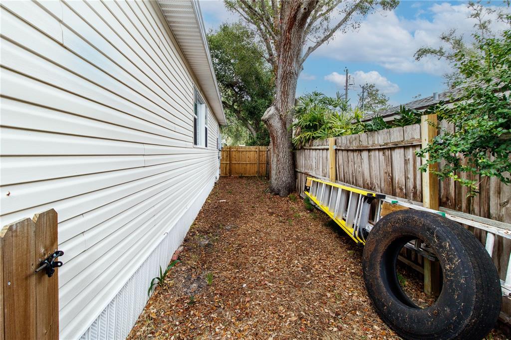 525 4th Avenue Southwest Largo, FL 33770 - Photo 26 of 27 a view of a balcony with wooden fence