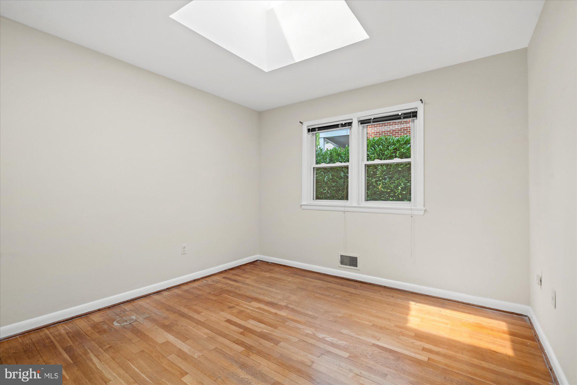 7504 Radnor Road Bethesda, MD 20817 - Photo 23 of 35 Bright and airy blank canvas room.
