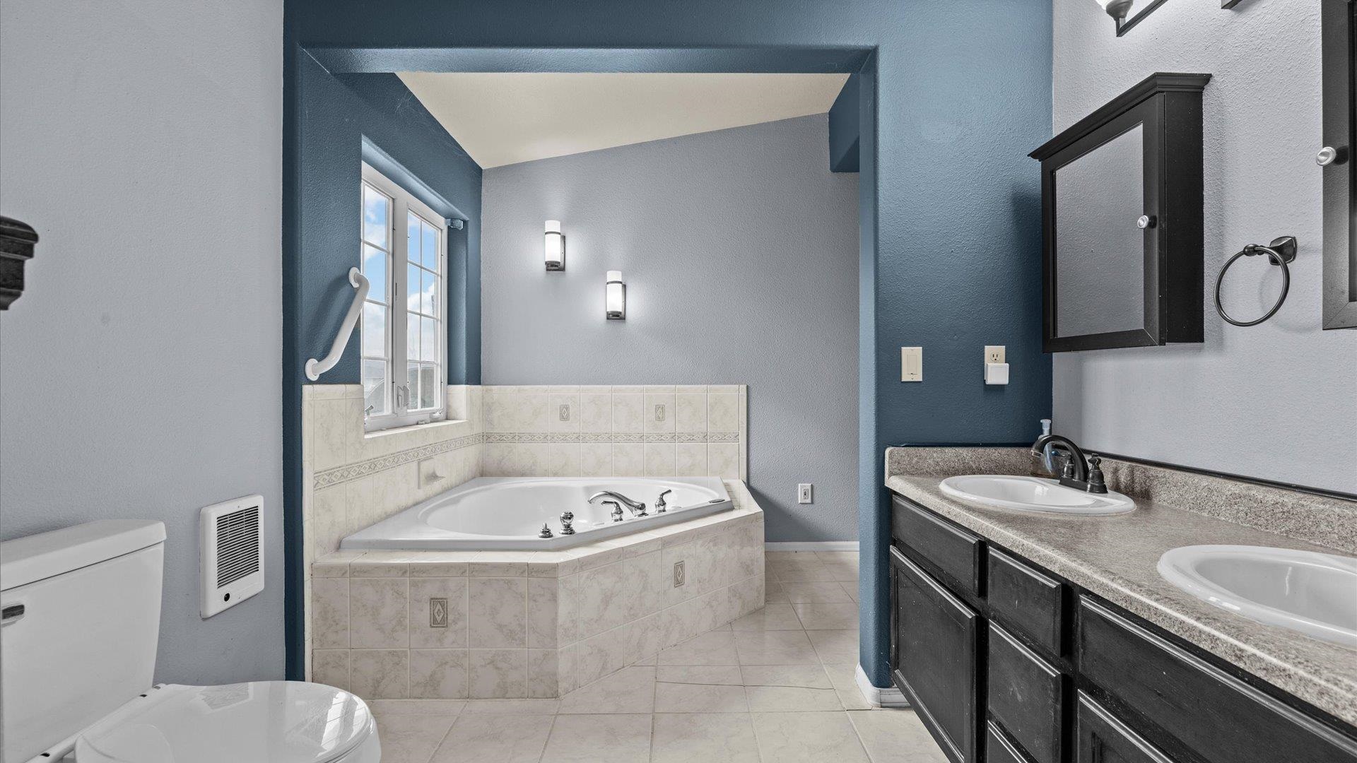 1195-17 1/2 North 1/2 Road Fruita, CO 81521 - Photo 22 of 33 a bathroom with a tub sink and mirror