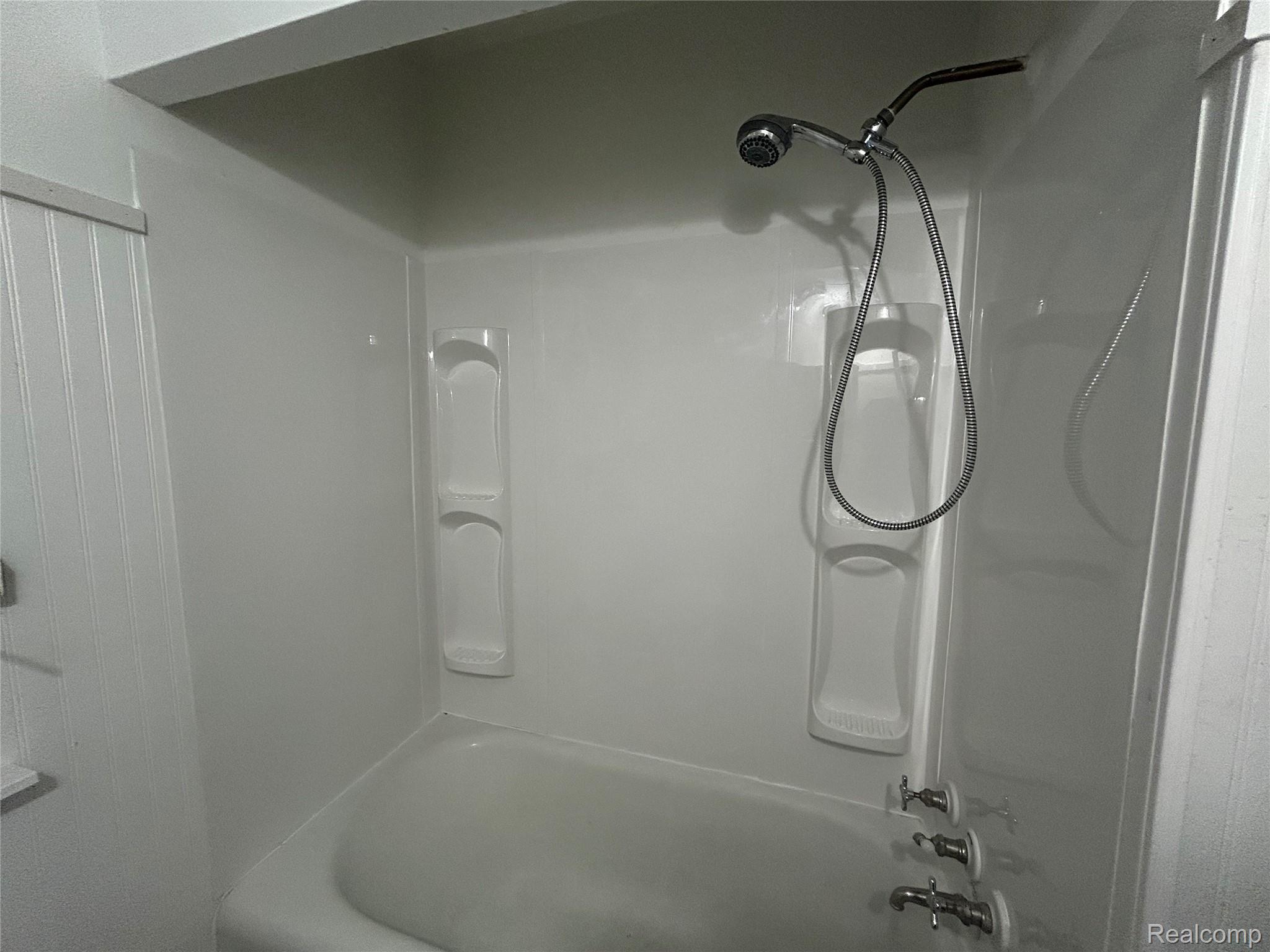4401 Buckingham Detroit, MI 48224 - Photo 37 of 41 Bathroom - upper
