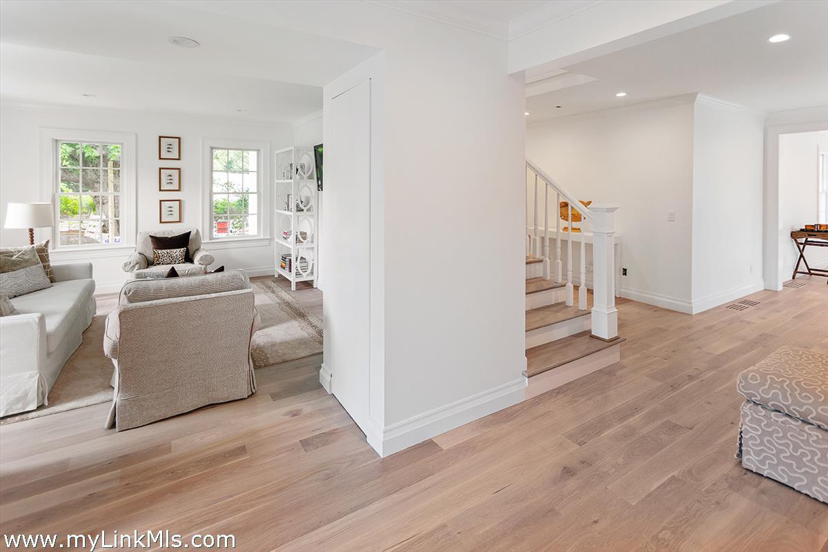 4 Cottle Lane Edgartown, MA 02539 - Photo 20 of 44 a view of a living room