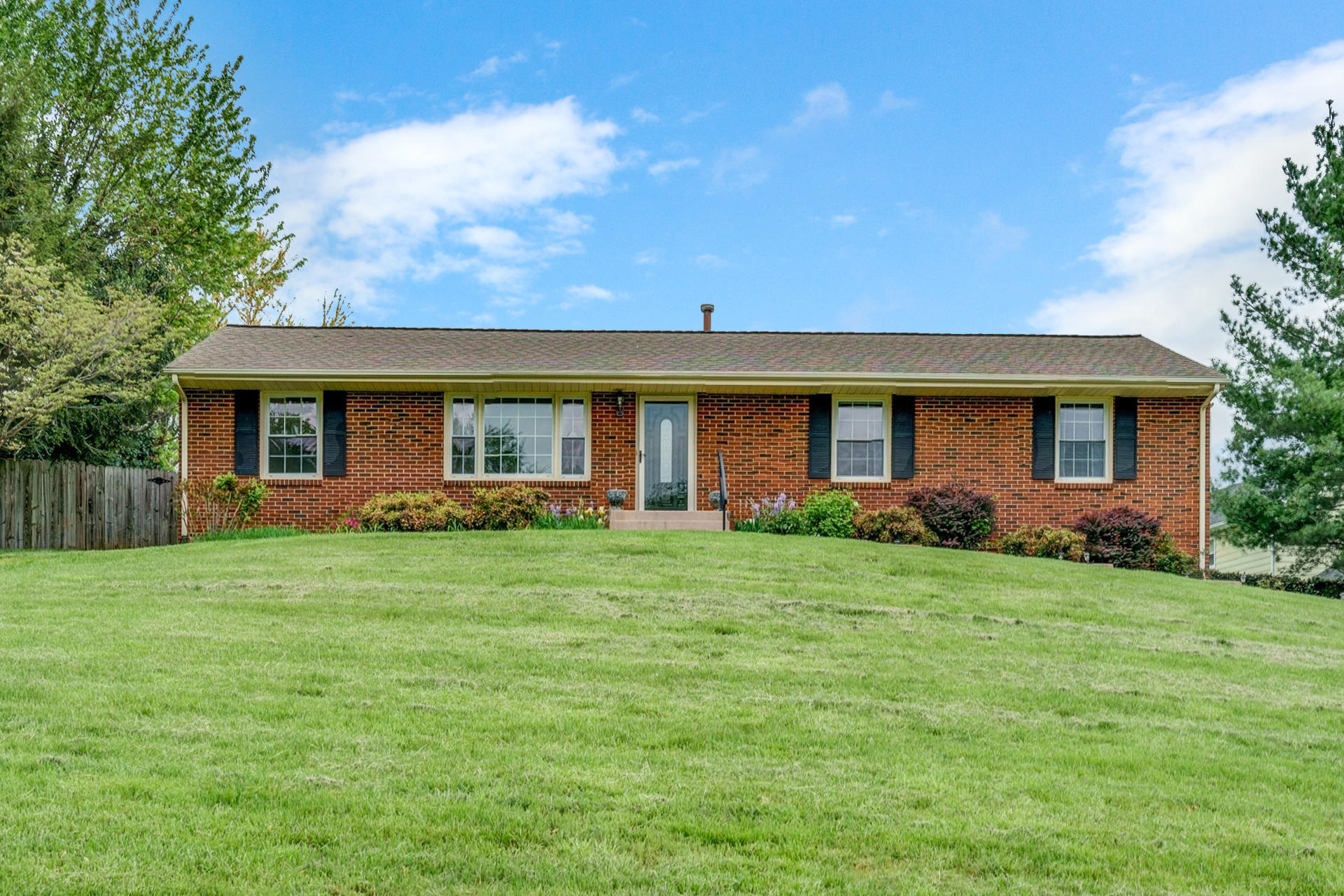 5215 Setter Road Roanoke, VA 24012 - Photo 1 of 31 001-310080-5215 Setter Road 01_7635983