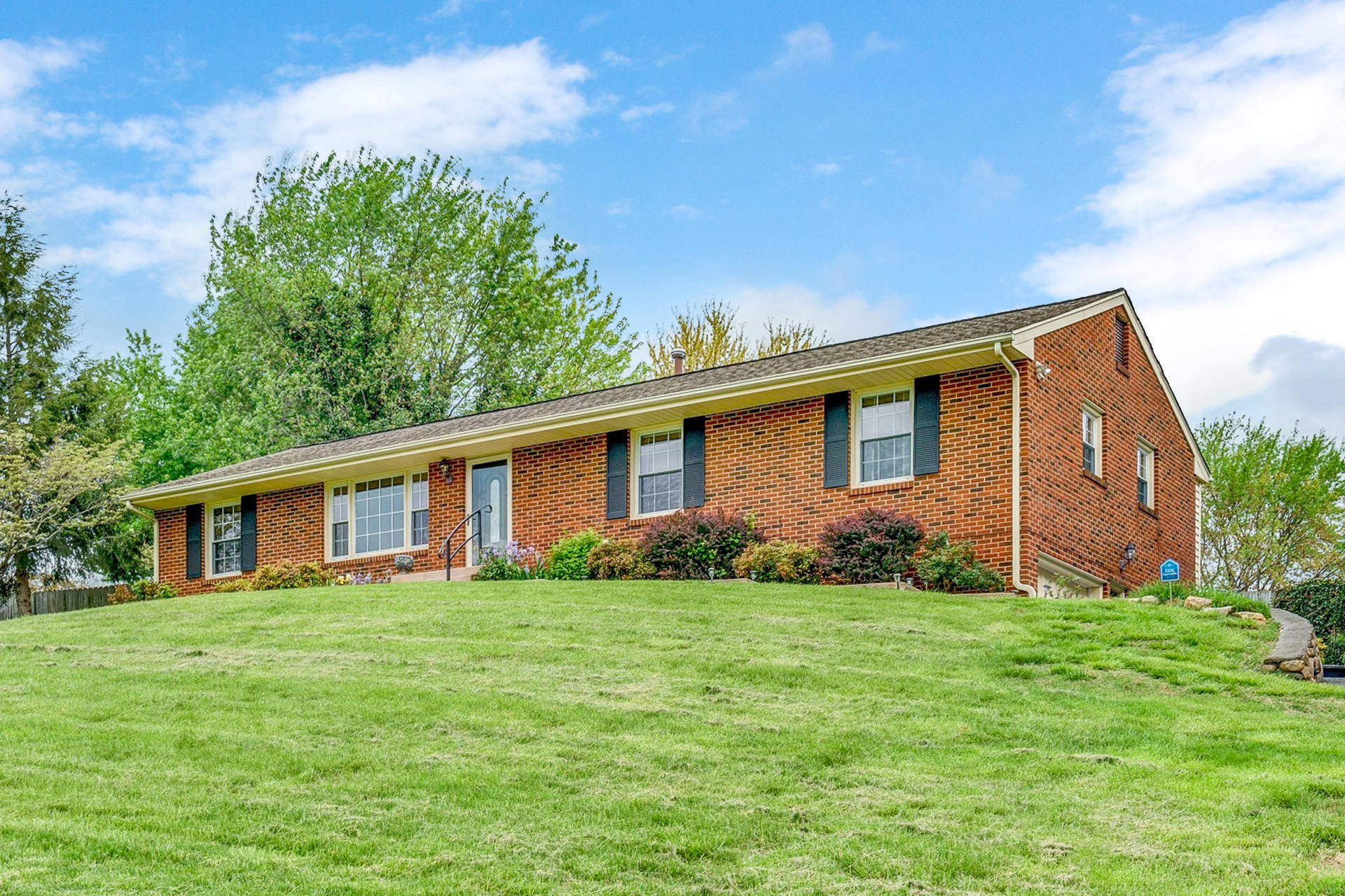 5215 Setter Road Roanoke, VA 24012 - Photo 2 of 31 002-310080-5215 Setter Road 02_7635984