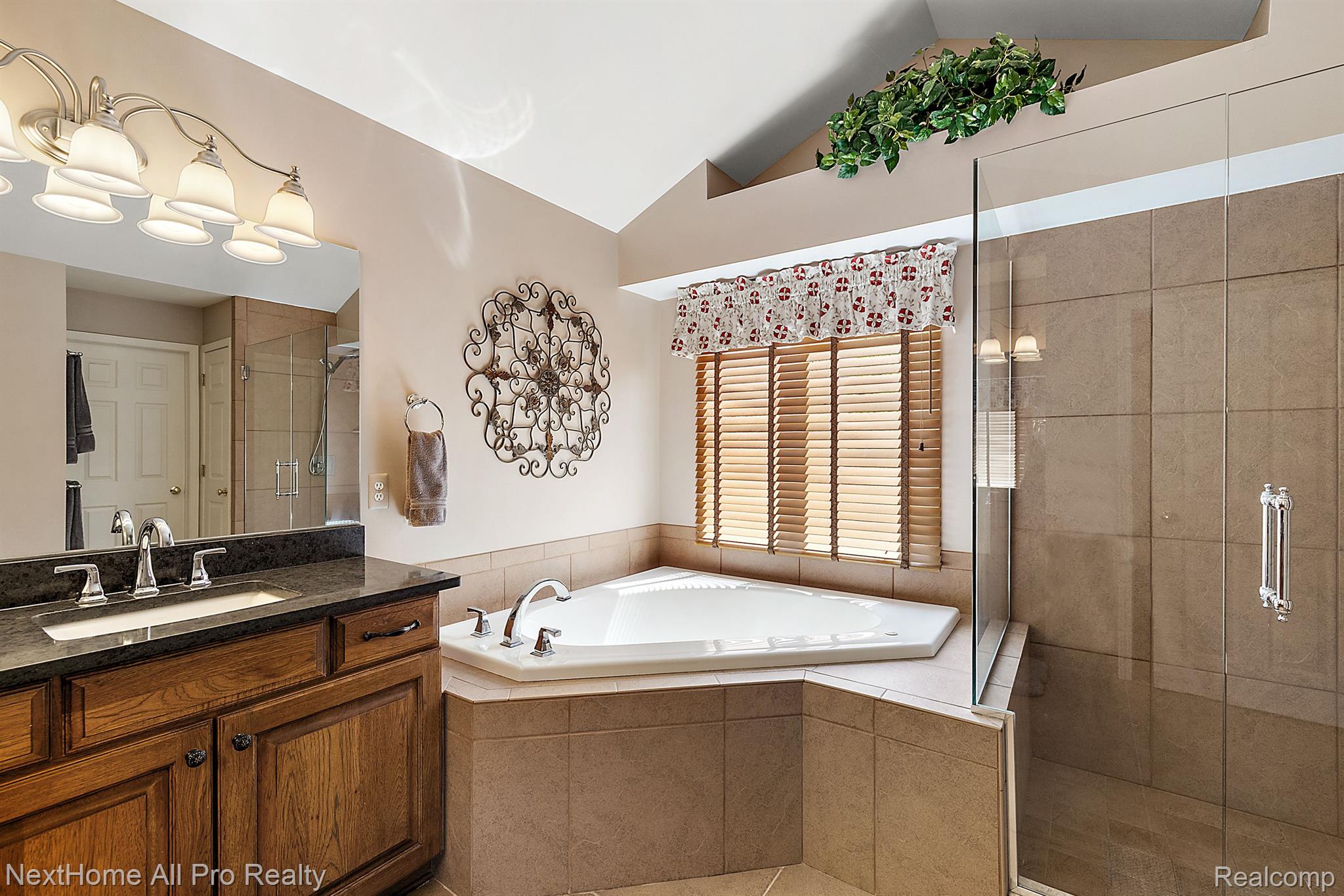 2012 Hickory Trail Drive Rochester, MI 48309 - Photo 46 of 80 Corner tub in Primary Bath