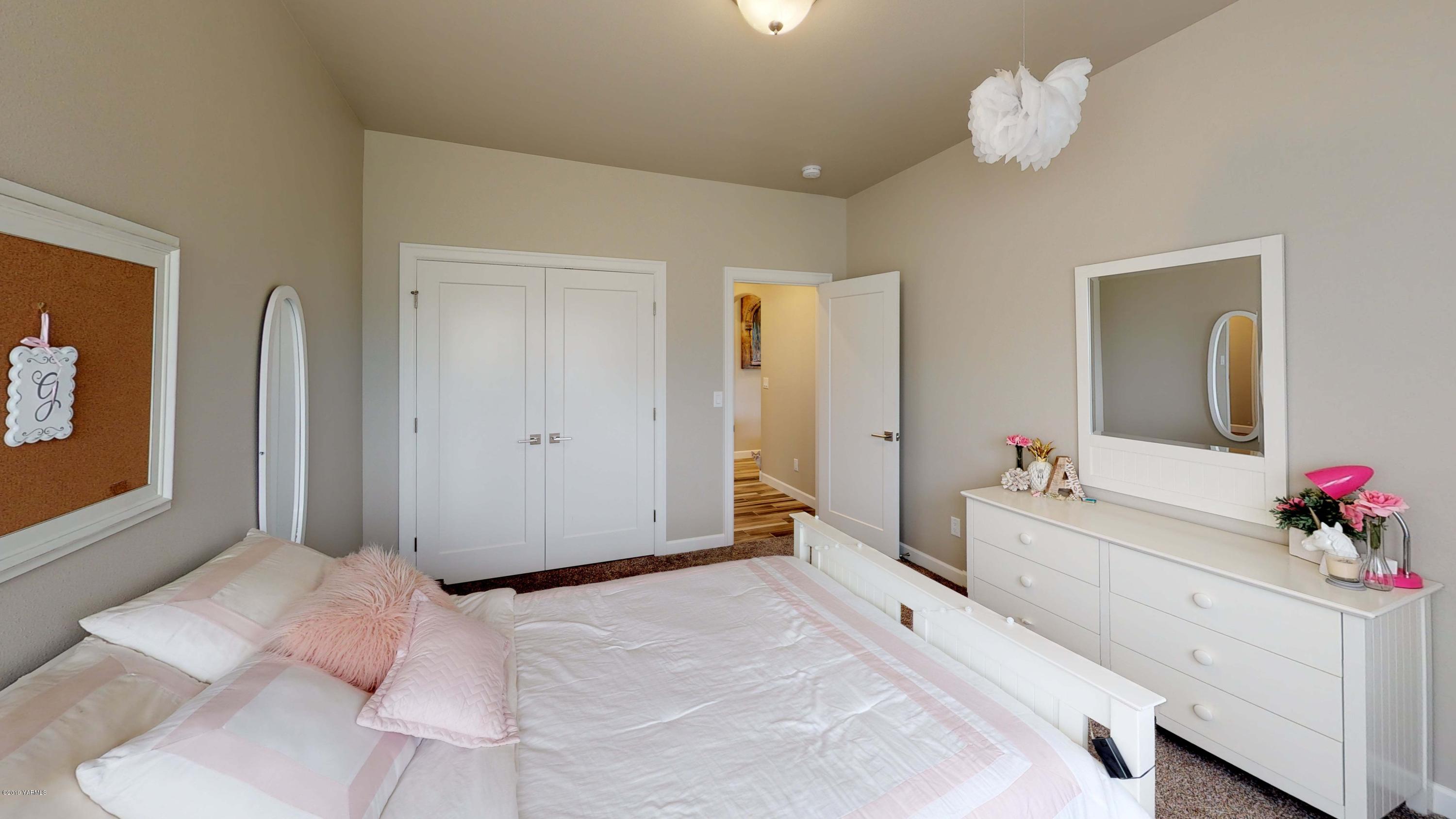 9104 Coolidge Road Yakima, WA 98903 - Photo 14 of 21 a spacious bedroom with a bed and a dresser