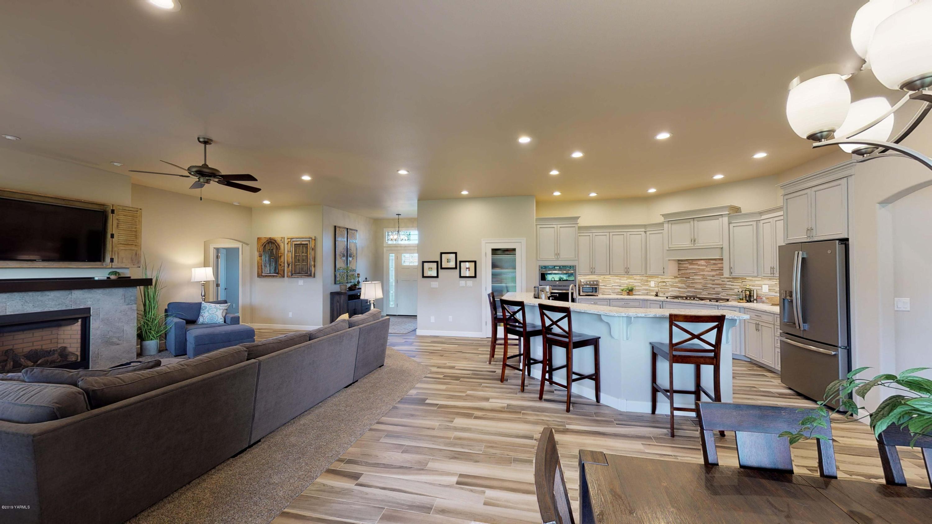 9104 Coolidge Road Yakima, WA 98903 - Photo 3 of 21 a view of a dining room with furniture