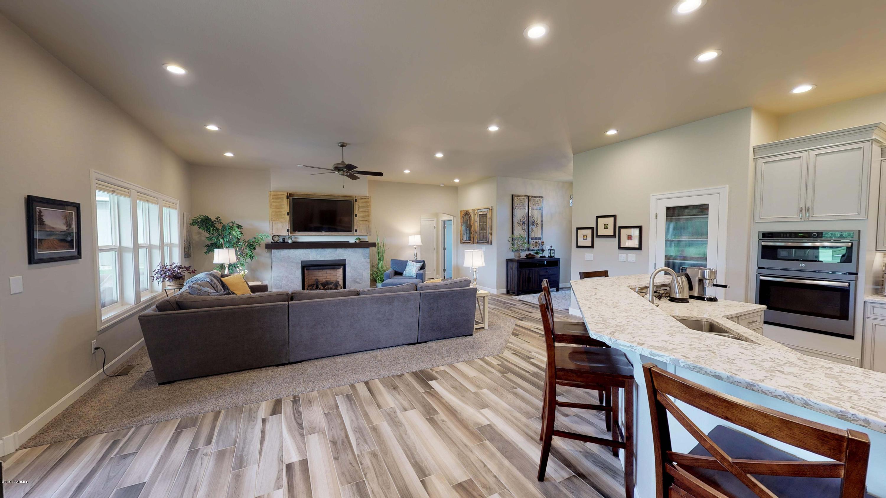 9104 Coolidge Road Yakima, WA 98903 - Photo 5 of 21 a living room with furniture and a flat screen tv