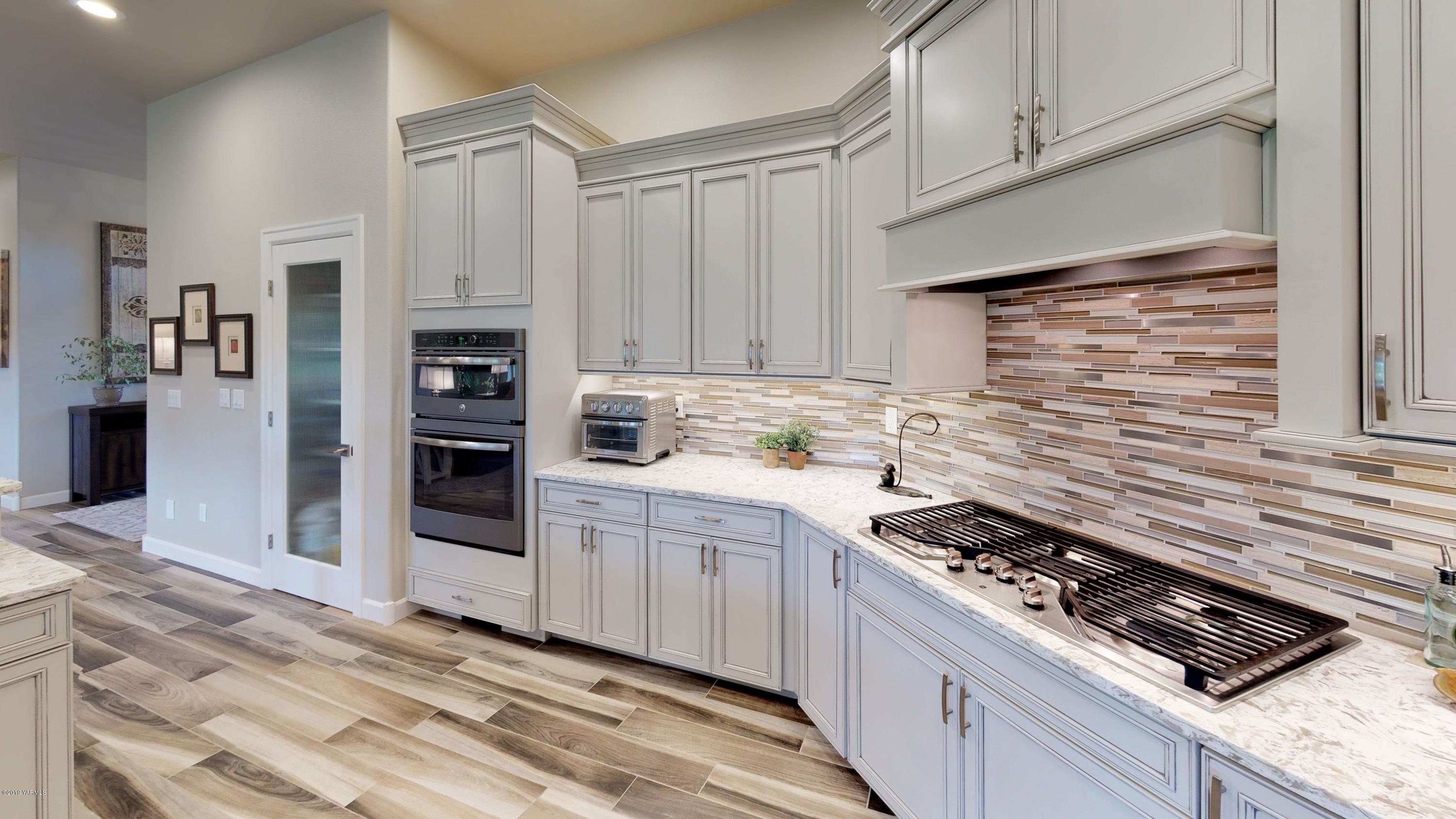 9104 Coolidge Road Yakima, WA 98903 - Photo 7 of 21 a kitchen with stainless steel appliances a stove and a refrigerator