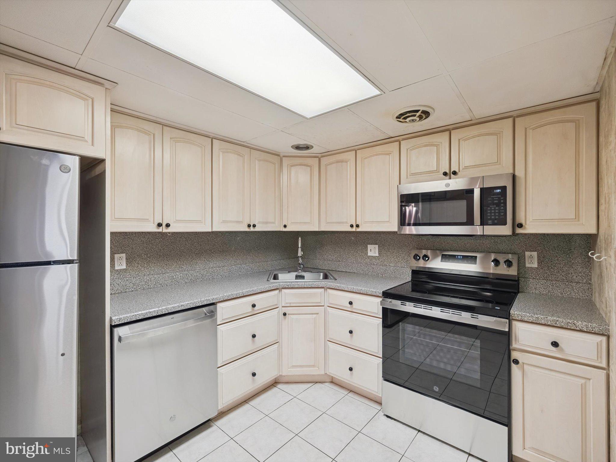 3204 Delaire Landing Road, Unit 3204 Philadelphia, PA 19114 - Photo 11 of 39 Kitchen
