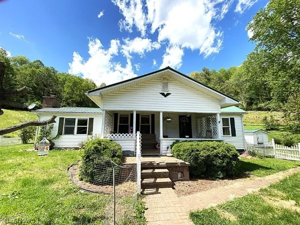 $209,000 | 2174 Middle Fork Road, Reedy, WV 25270