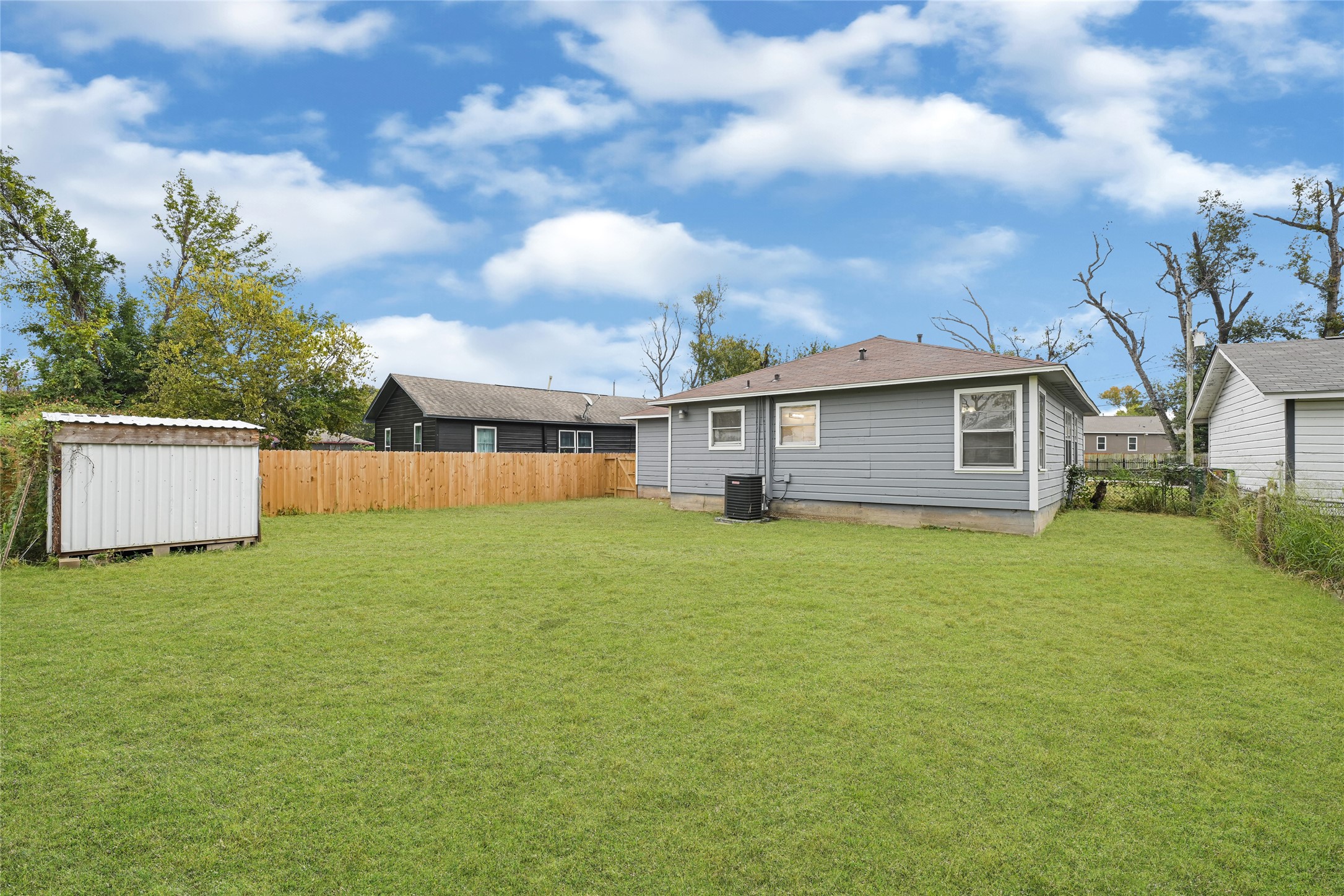 4215 East Lane Houston, TX 77026 - Photo 24 of 25 front view of a house with a big yard