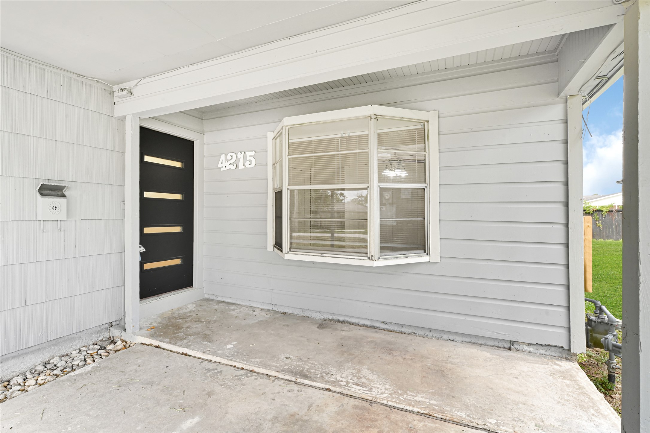 4215 East Lane Houston, TX 77026 - Photo 3 of 25 a view of a house with an outdoor space