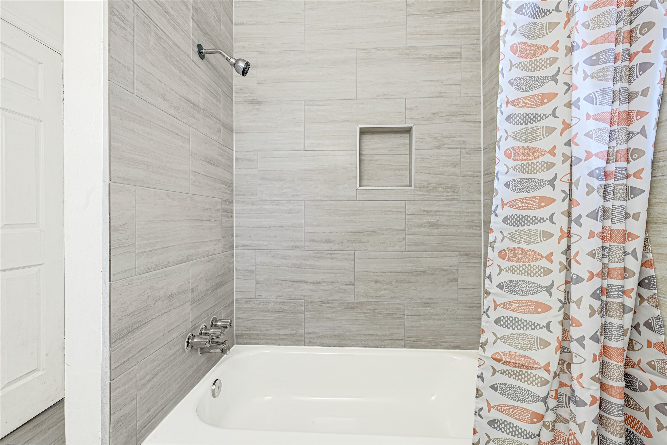 4215 East Lane Houston, TX 77026 - Photo 10 of 25 a bathroom with a bathtub