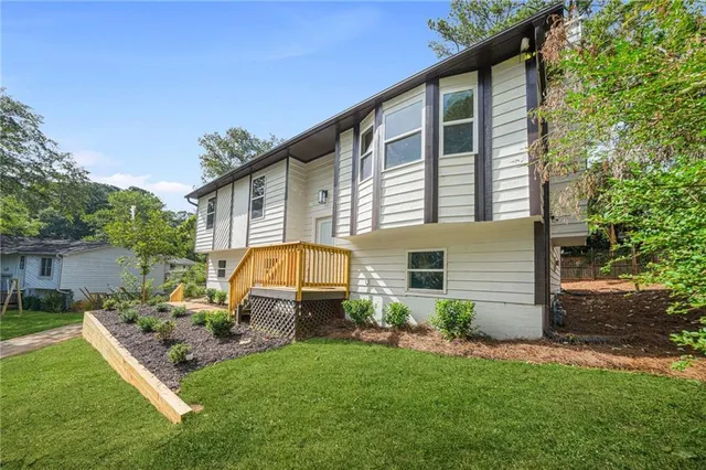 a view of front a house with a yard