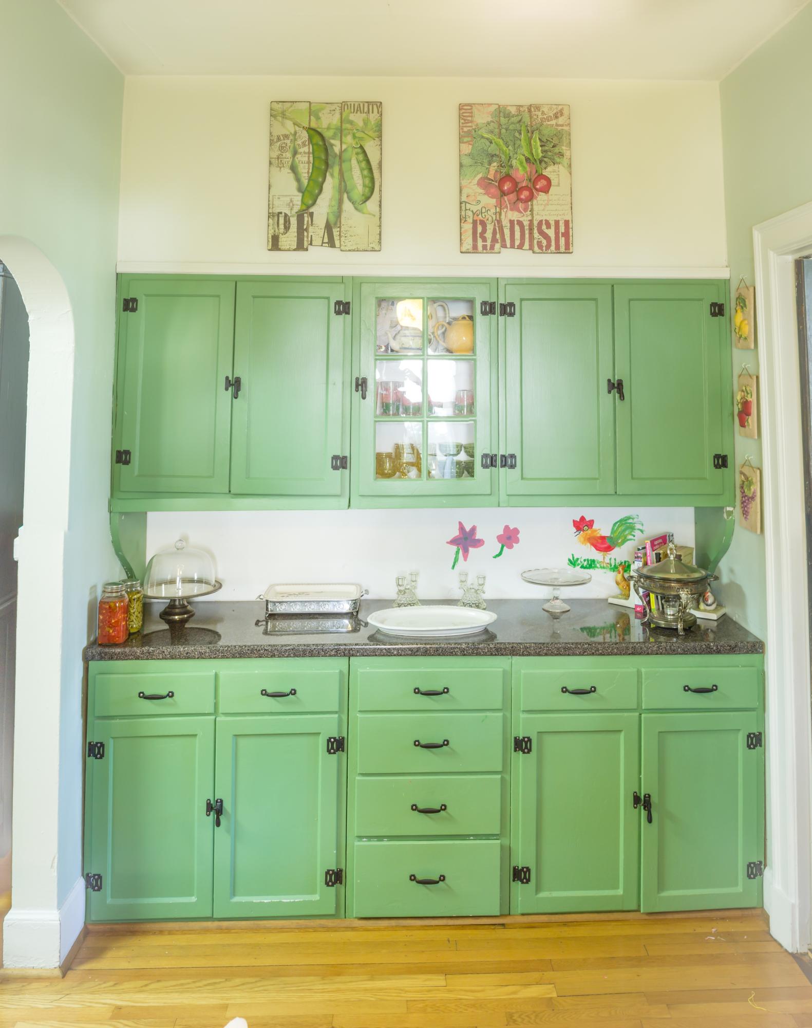 809 State Line Road Chattanooga, TN 37412 - Photo 5 of 12 Cabinets in Breakfast Room