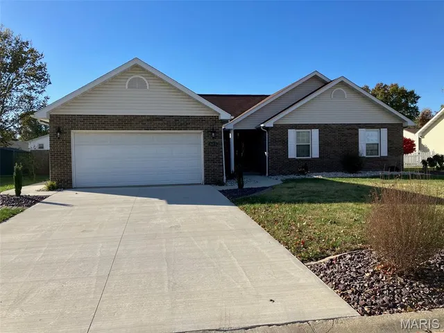 $279,900 | 523 Thouvenot Lane, New Baden, IL 62265