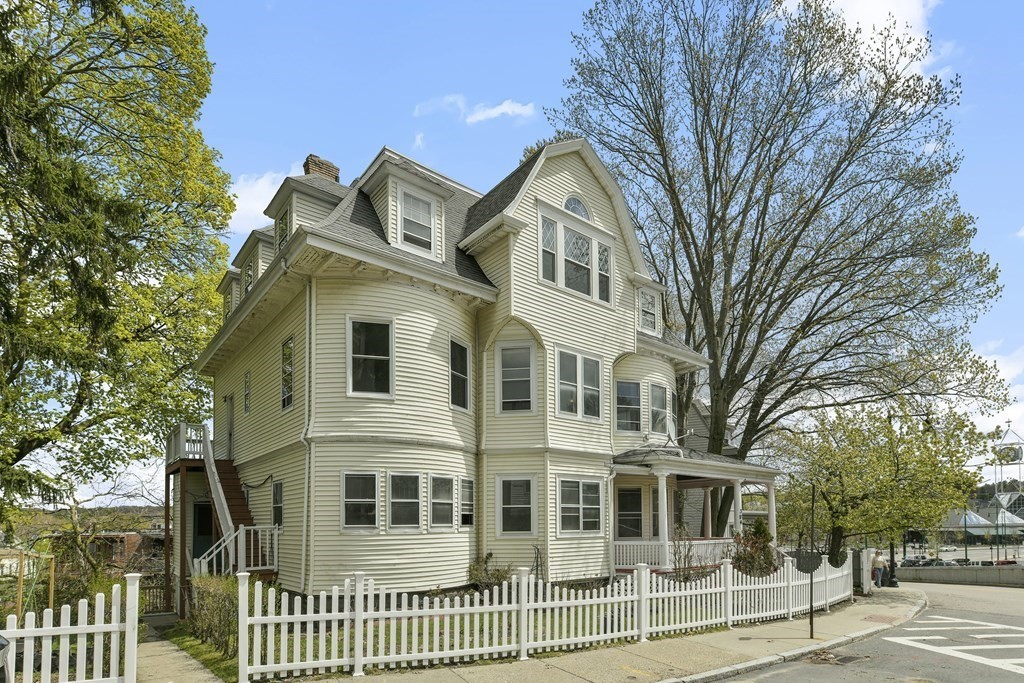 384 Arborway Boston, MA 02130 - Photo 3 of 39 a front view of a house with a garden