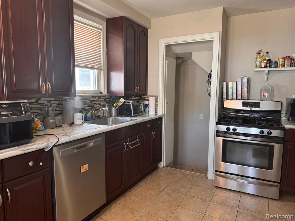 7524 Sterling Street Center Line, MI 48015 - Photo 3 of 7