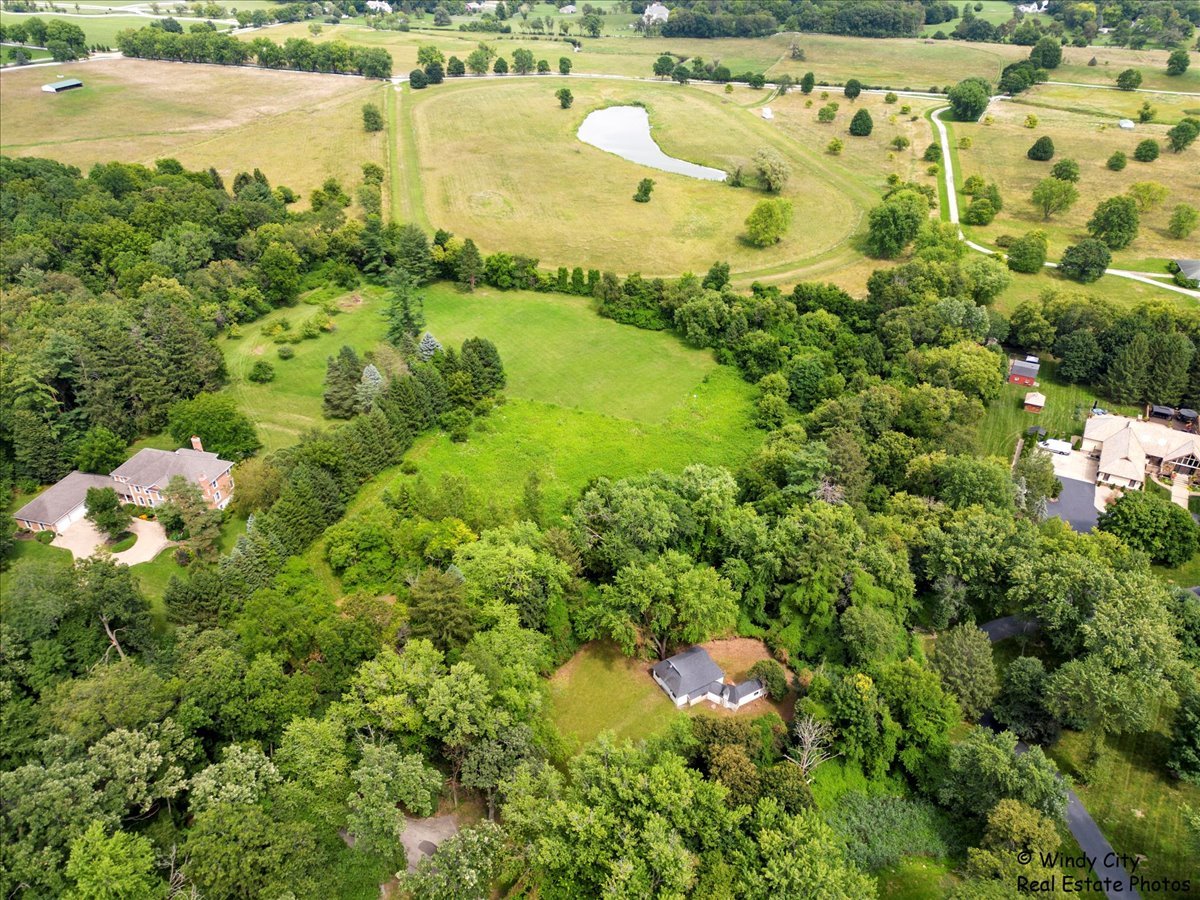 80 A Ridgecroft Lane Barrington Hills, IL 60010 - Photo 3 of 10 a view of a lake with a houses