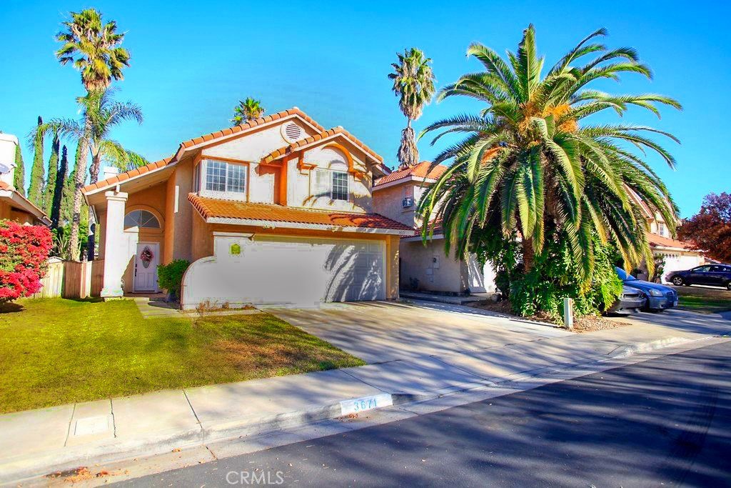 a view of a yard in front of a house