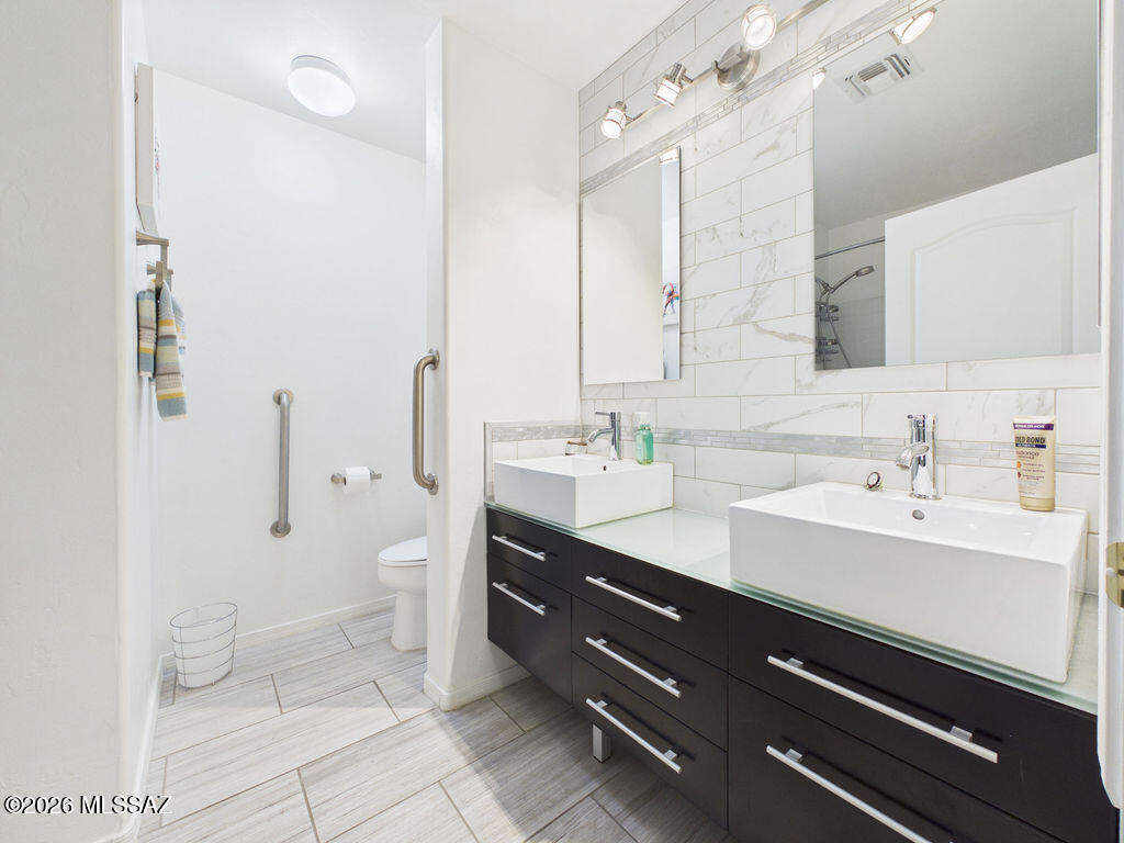 6827 South Star Ridge Place Tucson, AZ 85757 - Photo 13 of 27 CAM06457G6-PR0024-STILL016
