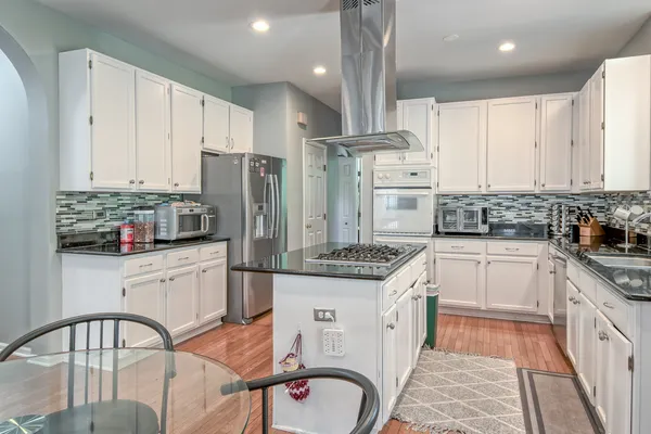 $549,000 | 1094 Vista Drive, Gurnee, IL 60031
