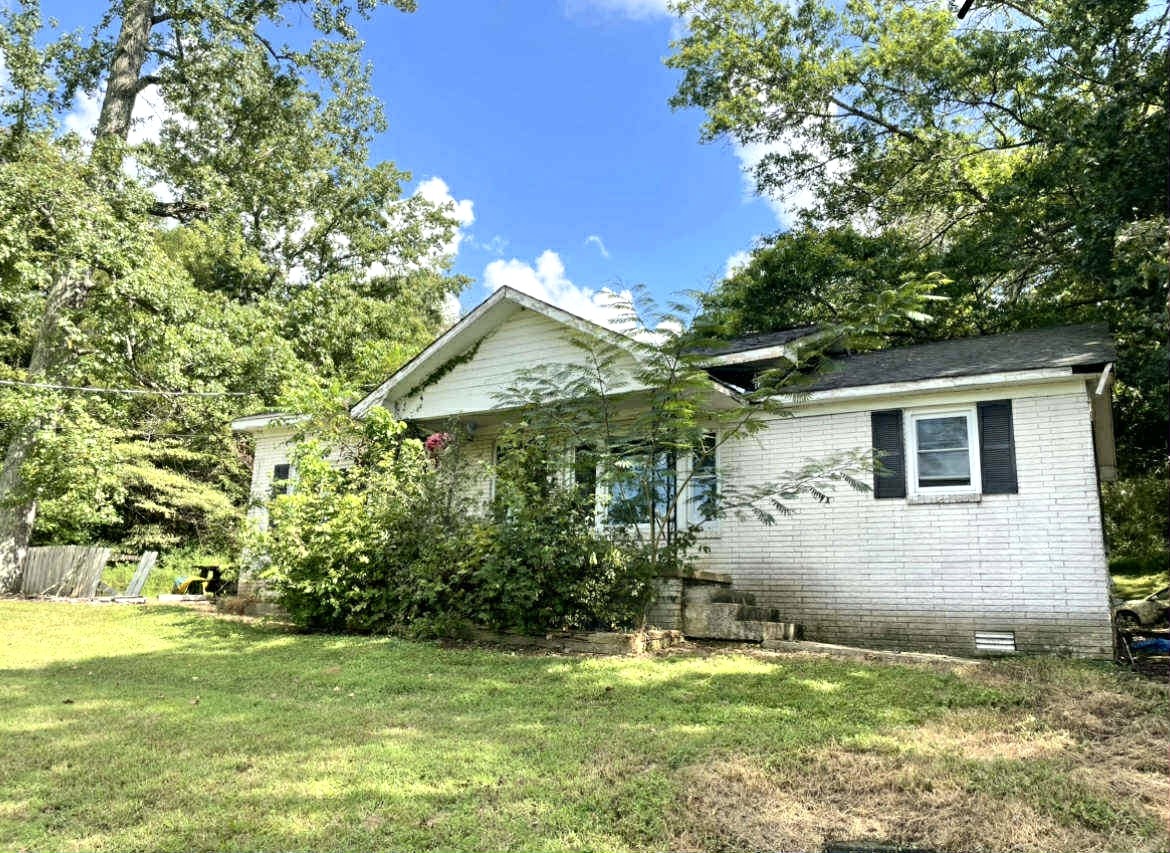 a view of a house with a yard