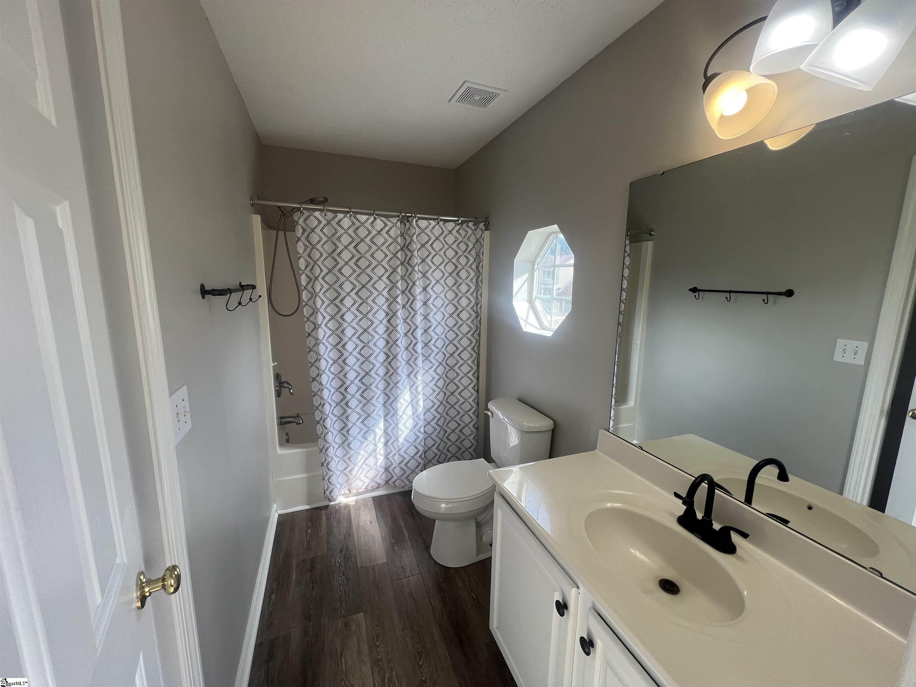 522 Peach Grove Place Mauldin, SC 29662 - Photo 27 of 36 Bathroom is jack and jill bathroom between the bedrooms.