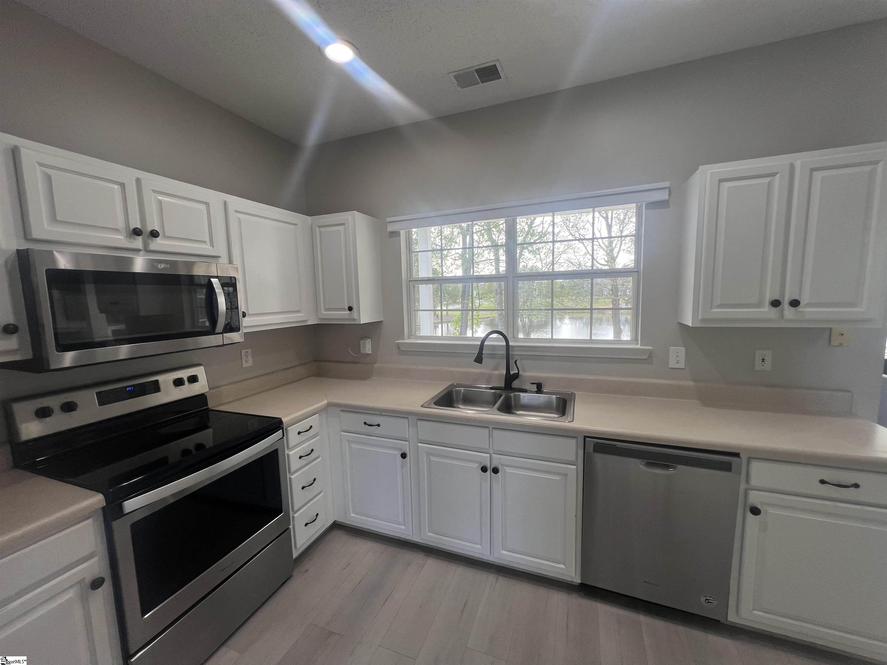 522 Peach Grove Place Mauldin, SC 29662 - Photo 9 of 36 This is a chefs dream kitchen, lots of countertops and plenty of cabinets with a walk in pantry....you will love it.
