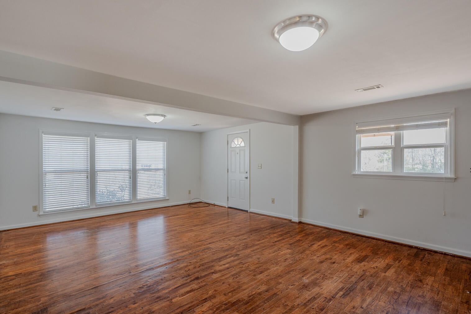 409 Bronco Road LaFayette, GA 30728 - Photo 3 of 27 Living Room