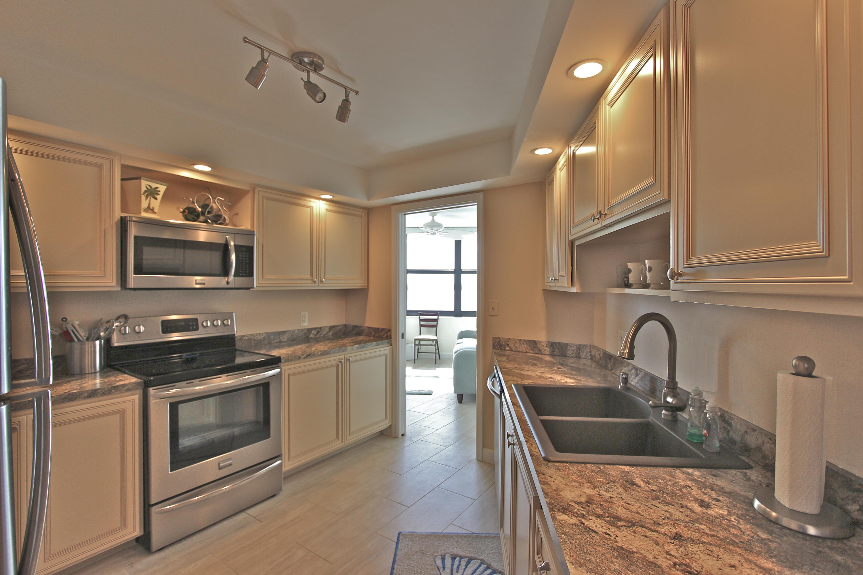 5420 North Ocean Avenue, Unit 1006 Singer Island, FL 33404 - Photo 24 of 44 Kitchen