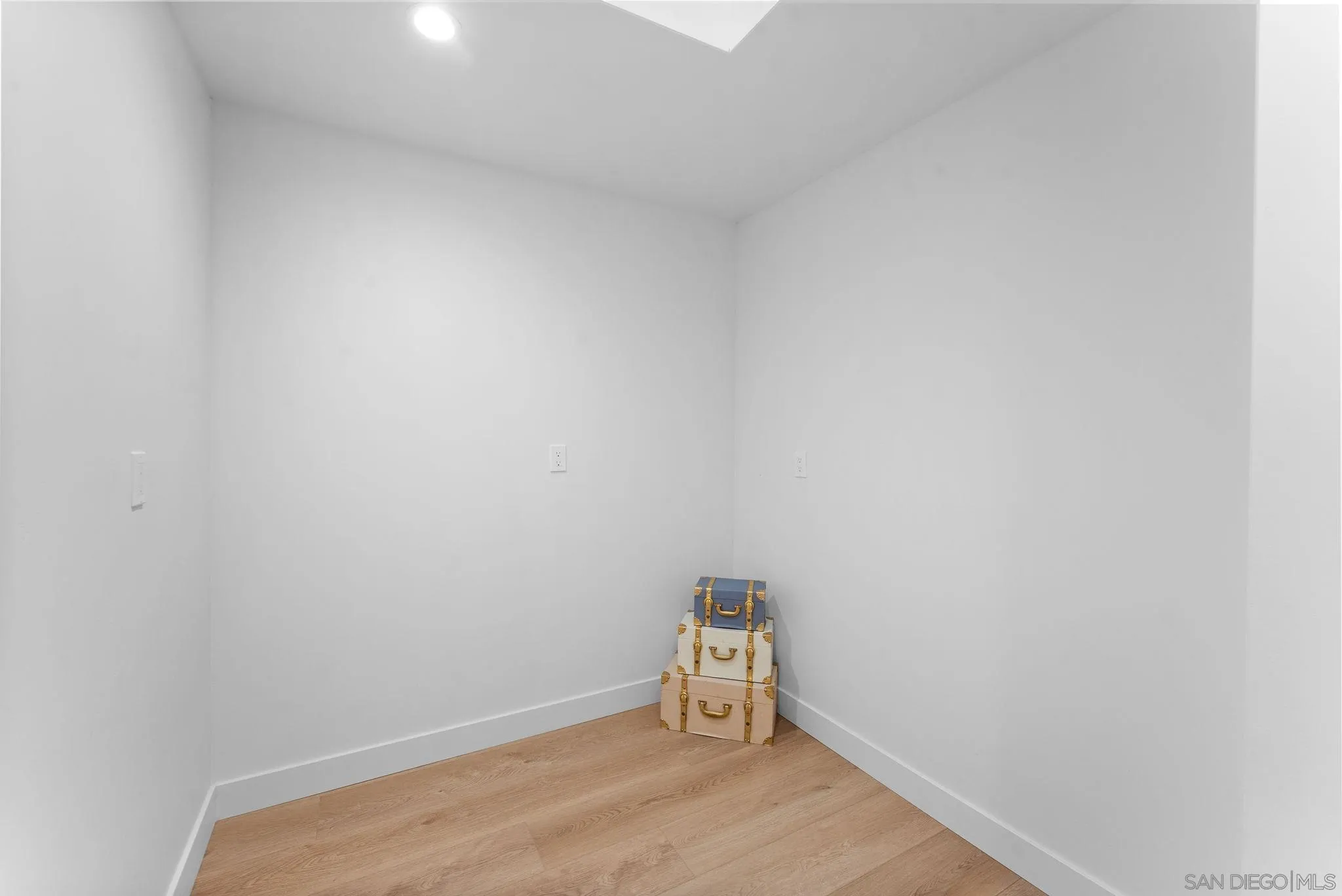 3653 Wilson Avenue San Diego, CA 92104 - Photo 20 of 60 a view of room with wooden floor