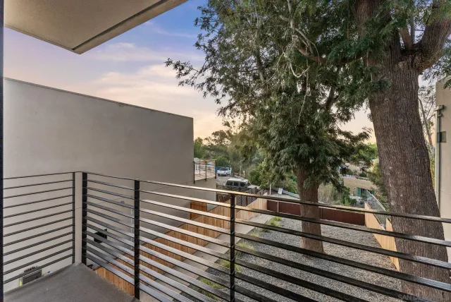 a view of a backyard