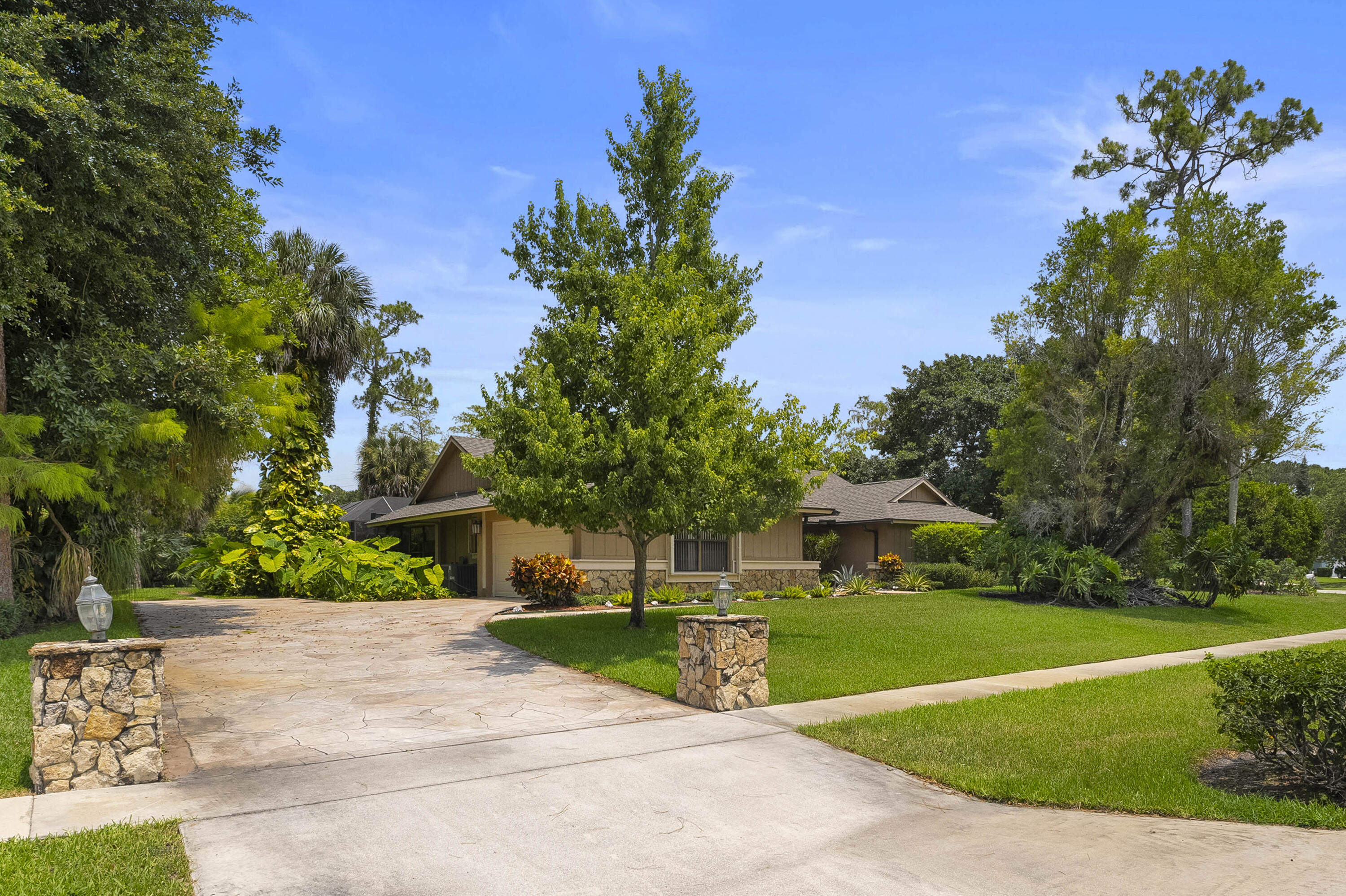 196 Scarborough Terrace Wellington, FL 33414 - Photo 3 of 33 a view of a garden with plants