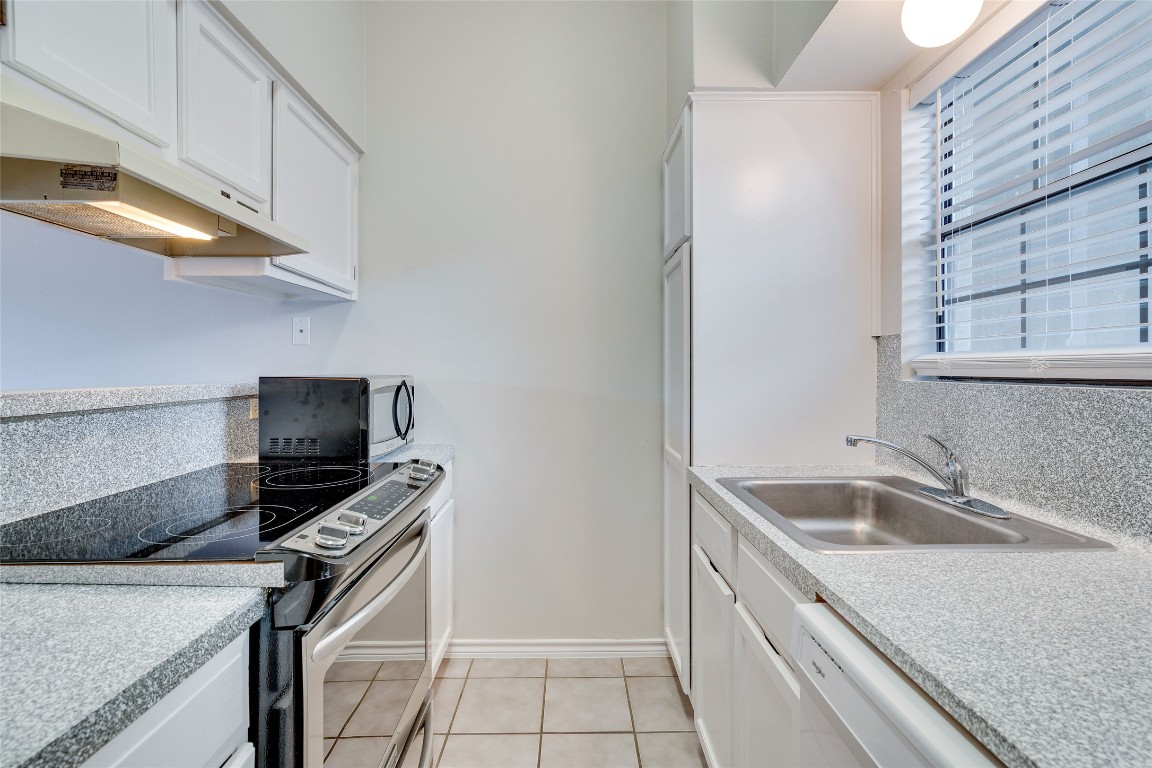 1908 San Antonio Street, Unit 306 Austin, TX 78705 - Photo 14 of 28 a kitchen that has a sink and a stove