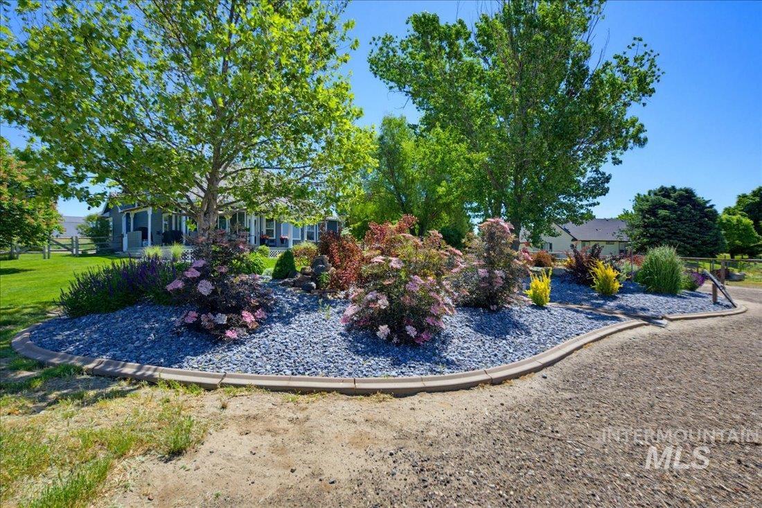 24623 Falcon Lane Caldwell, ID 83607 - Photo 32 of 40 Landscaped garden bed featuring grey stone ground cover and diverse plantings