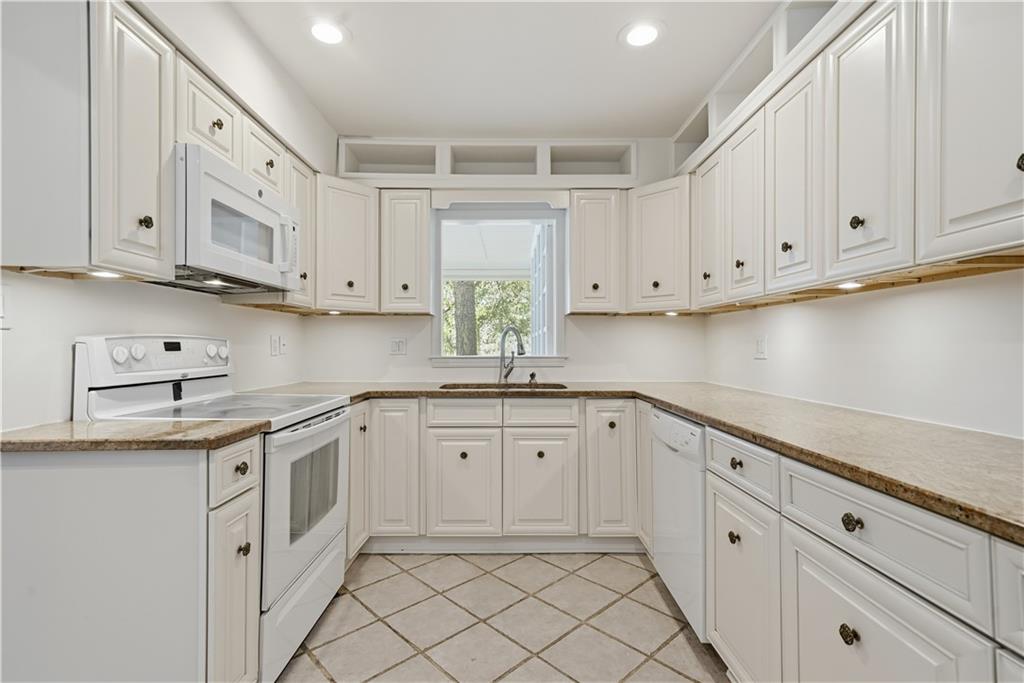 170 Elysian Way Northwest Atlanta, GA 30327 - Photo 4 of 68