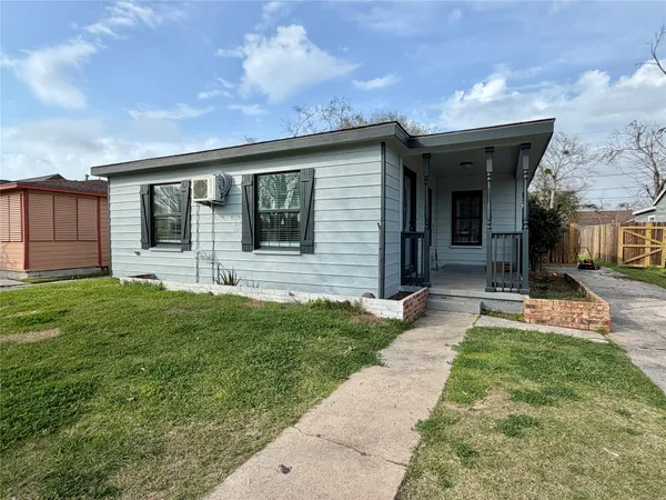 a view of a house with backyard and porch