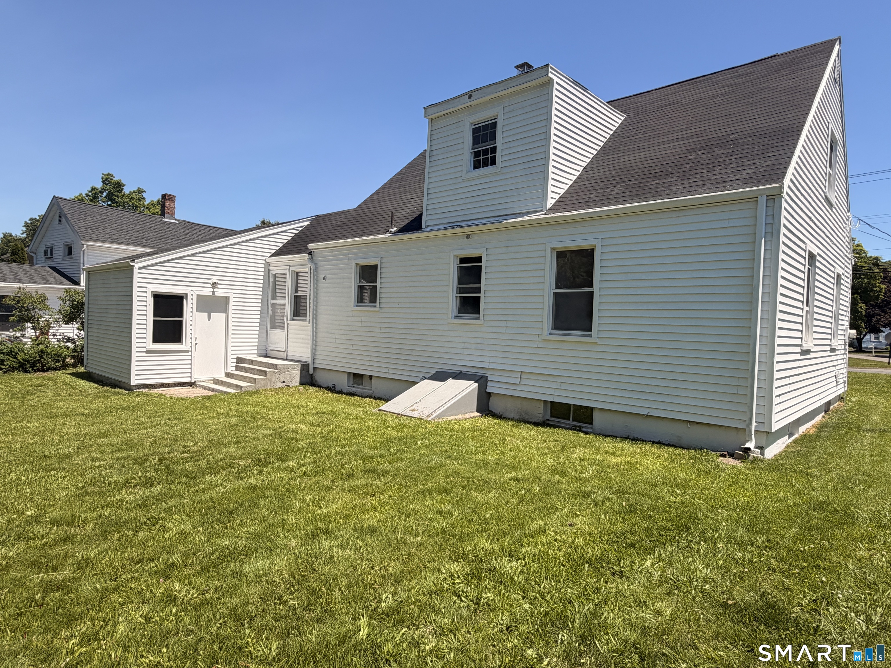 8 River Road East Haven, CT 06512 - Photo 3 of 12