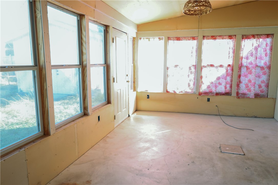 1023 Ross Avenue Alice, TX 78332 - Photo 10 of 13 Sun Room