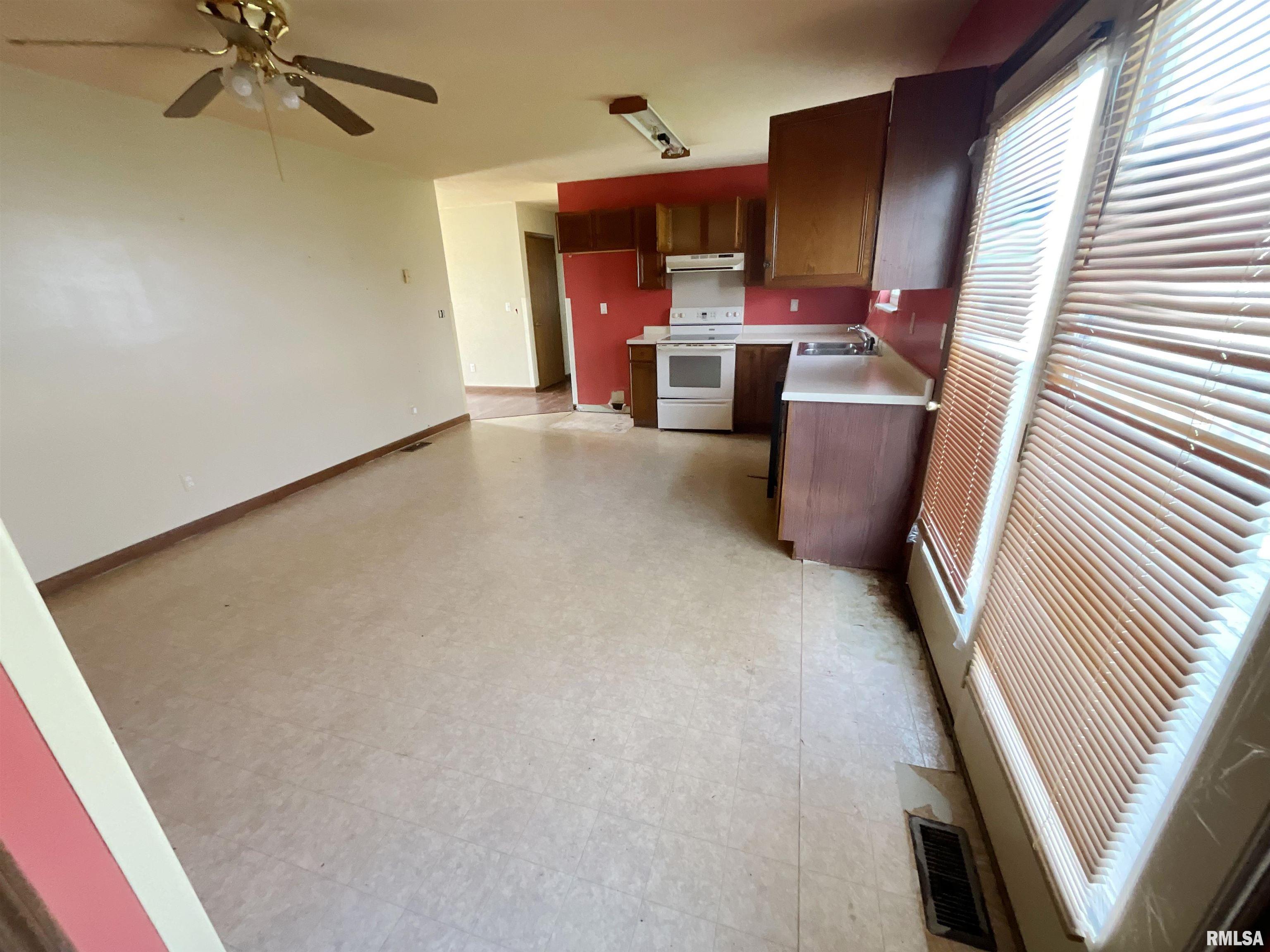 425 South Main Street St. Elmo, IL 62458 - Photo 17 of 20