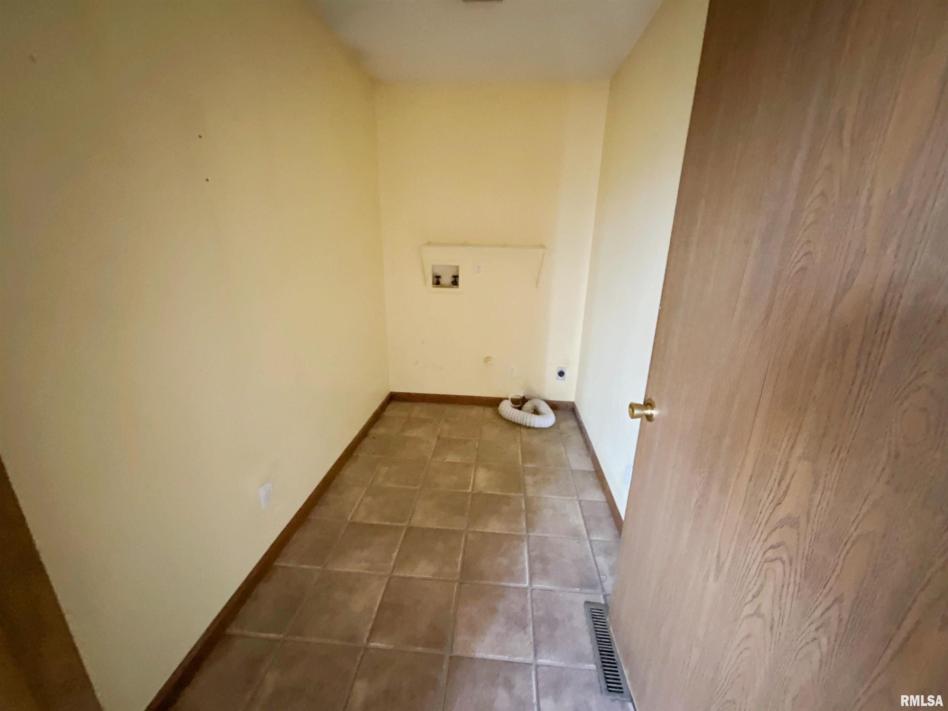 425 South Main Street St. Elmo, IL 62458 - Photo 18 of 20