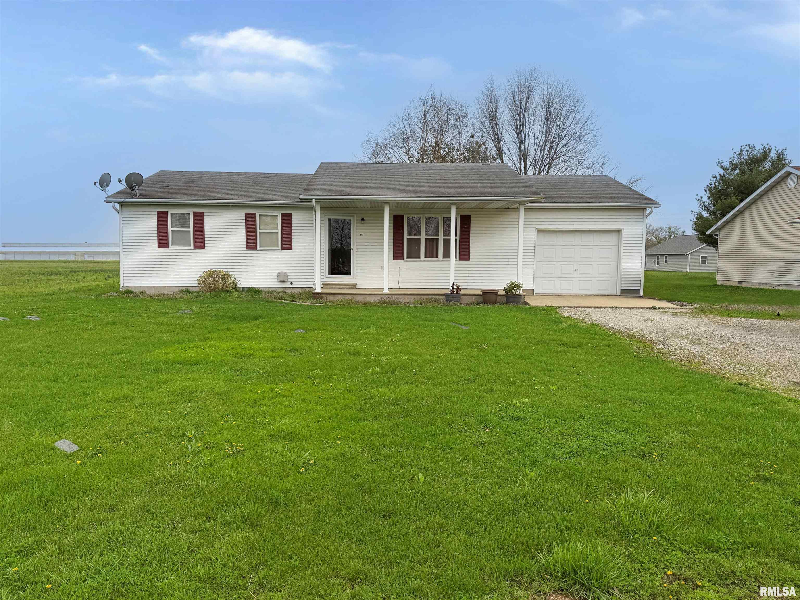 425 South Main Street St. Elmo, IL 62458 - Photo 2 of 20