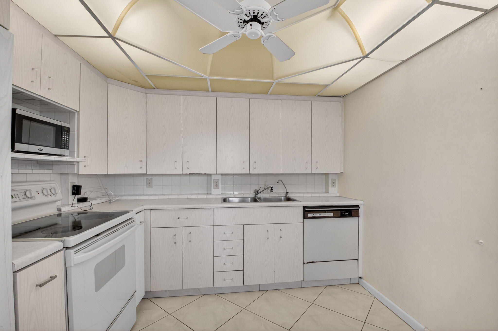 3044 Lincoln A, Unit C Boca Raton, FL 33434 - Photo 5 of 13 Kitchen