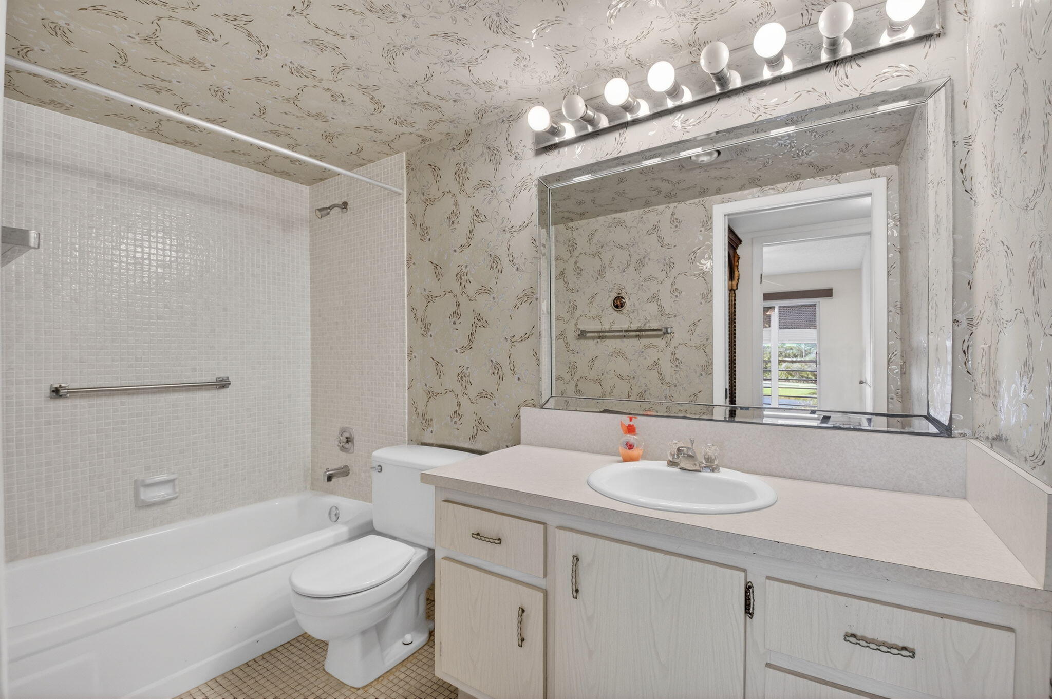 3044 Lincoln A, Unit C Boca Raton, FL 33434 - Photo 9 of 13 Bathroom 2