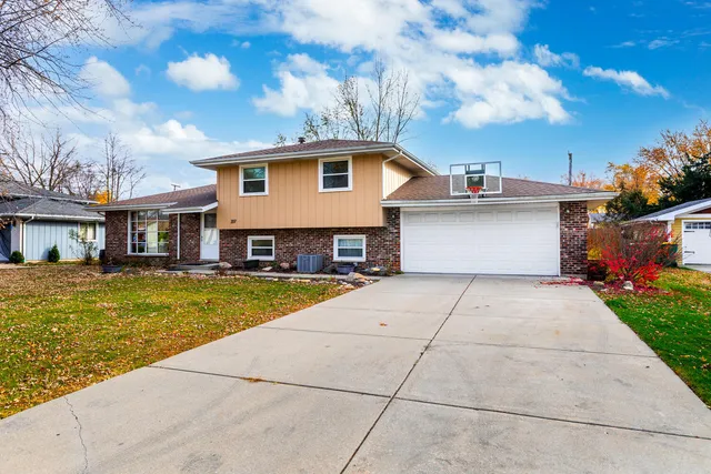 $369,900 | 207 Diana Avenue, Shorewood, IL 60404