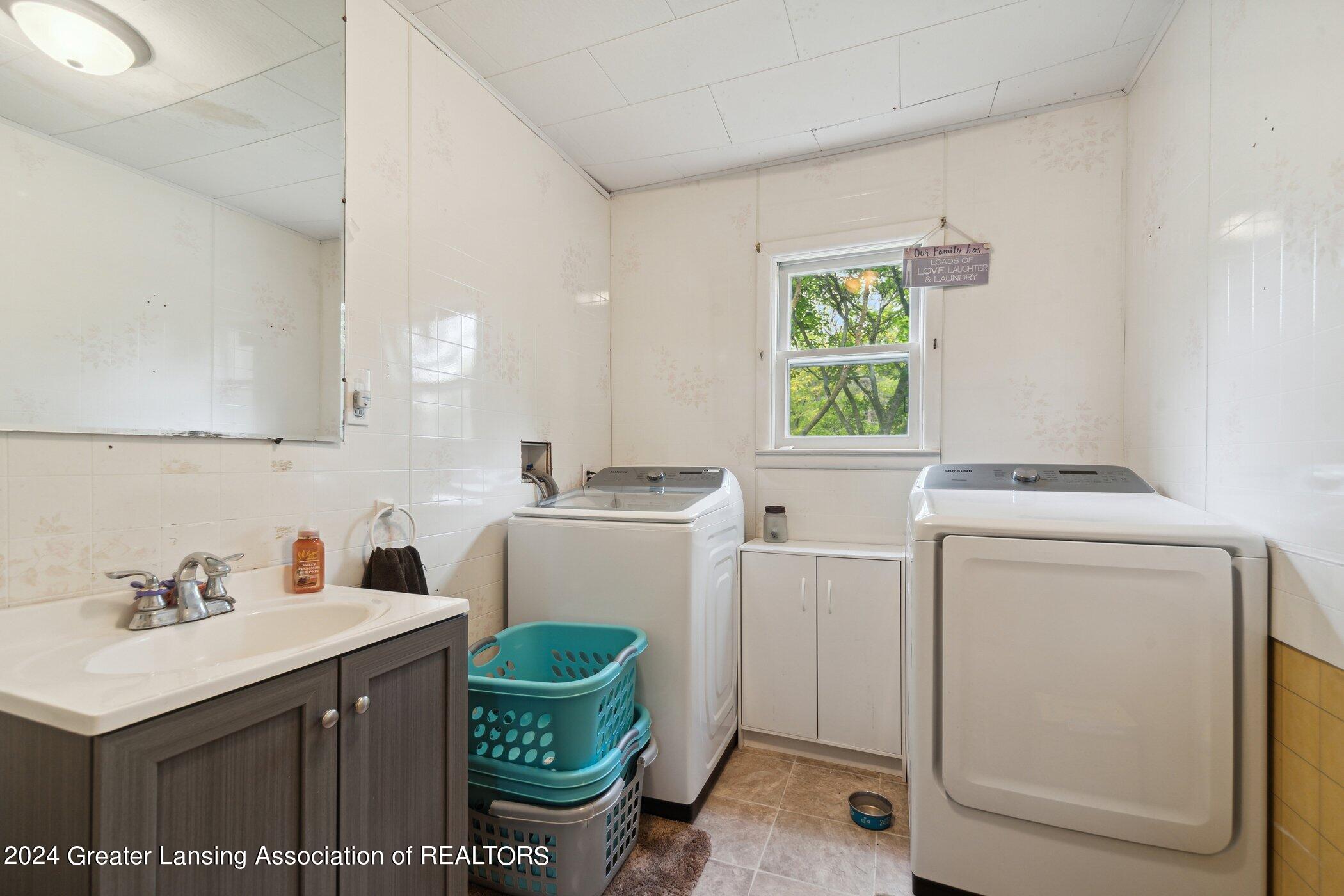 515 North Maple Street Ithaca, MI 48847 - Photo 19 of 34 515-N-Maple-St-Ithaca-MI-48847-WindowSti