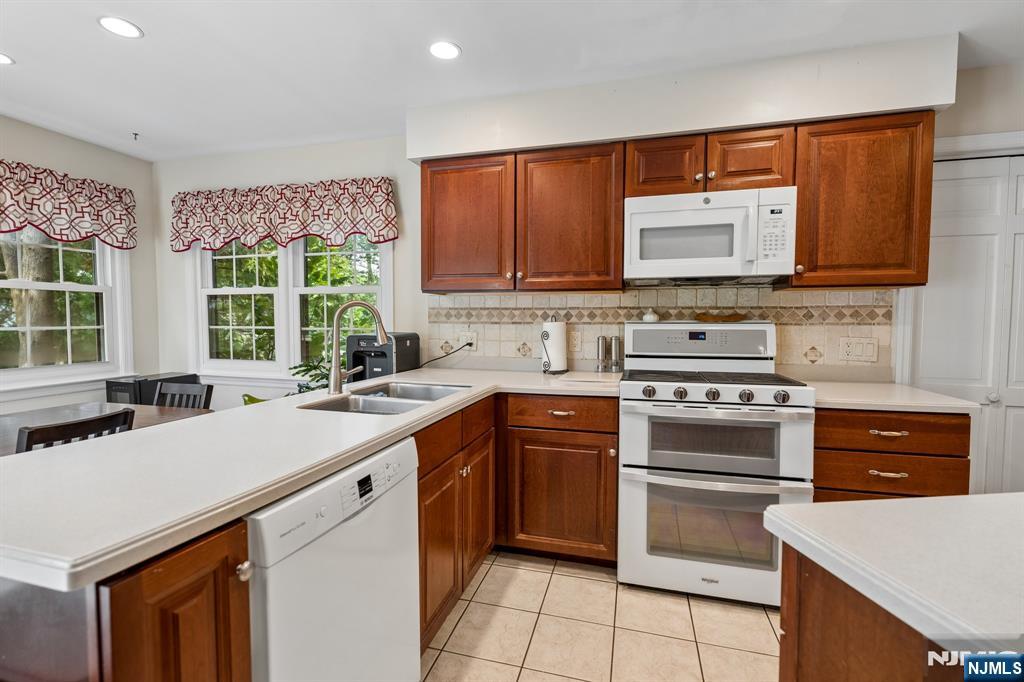 39 Robin Hood Way Wayne, NJ 07470 - Photo 15 of 36