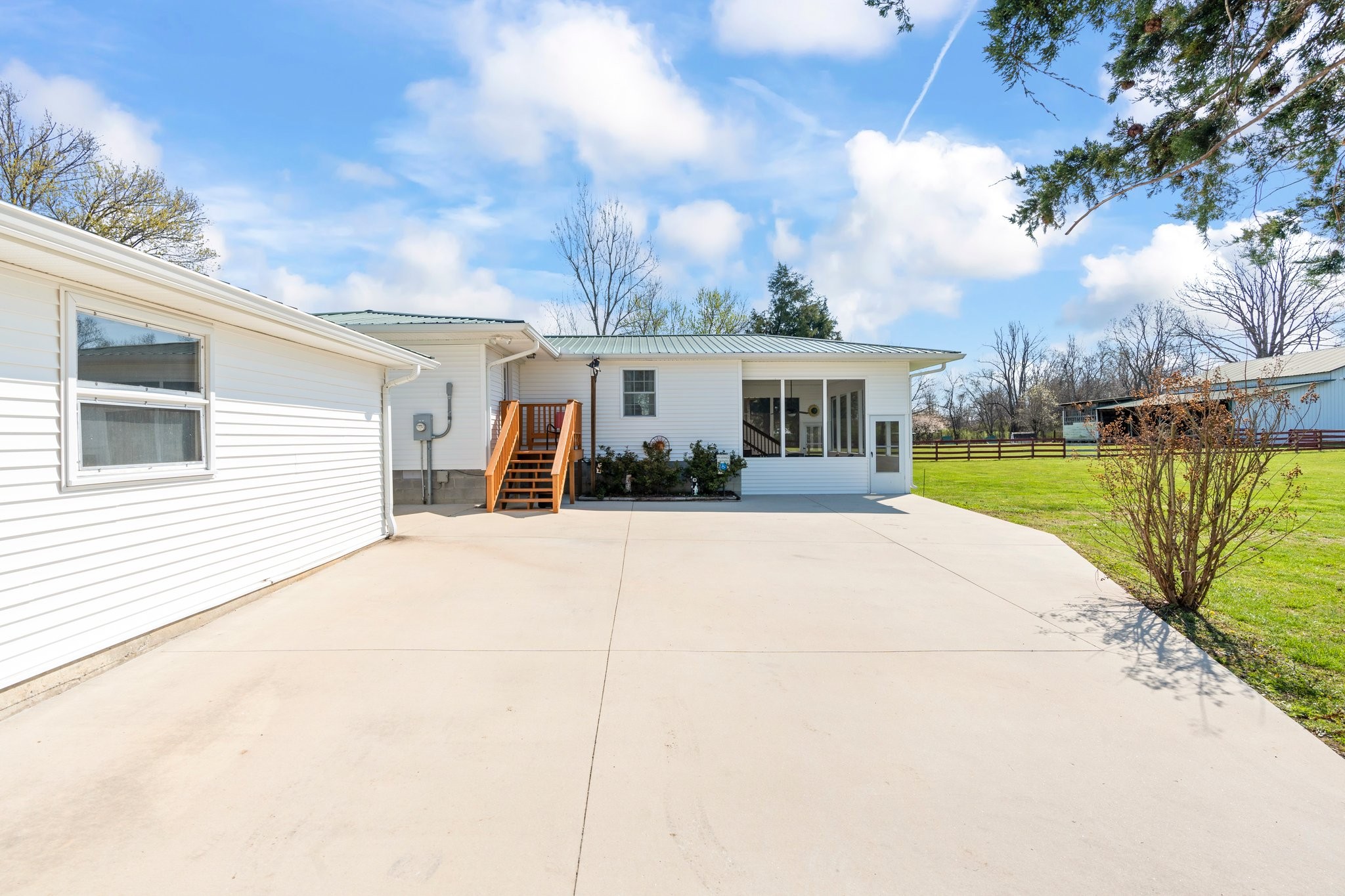 4239 Sixteenth Model Road Manchester, TN 37355 - Photo 6 of 56 a front view of a house with a garden